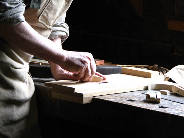 Nacemos de la influencia y formación  heredada en el sector de la <strong>carpintería de madera y ebanistería  en Cox.</strong>